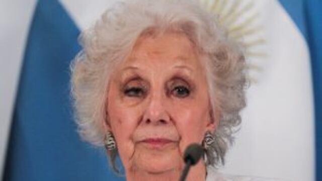 BUENOS AIRES (ARGENTINA), 23/02/2016.- La presidenta de Abuelas de Plaza de Mayo, Estela de Carlotto, ofrece una rueda de prensa tras una reuniu00f3n con el presidente argentino, Mauricio Macri, hoy, martes 23 de febrero de 2016, en la residencia presidencial