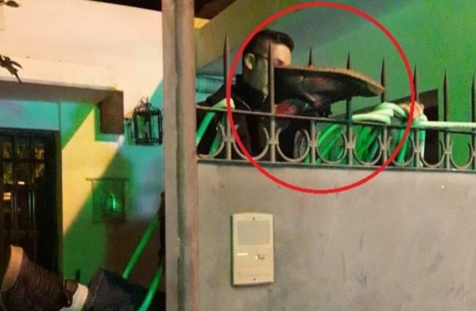 Trató de entrar a la casa de su ex y quedó incrustado en las rejas