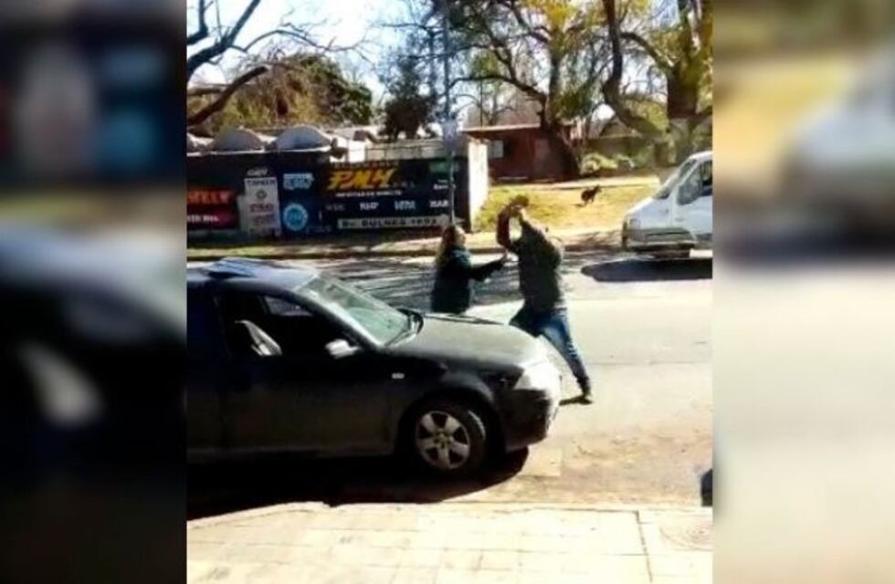 Video: enloquecido ataque de un vendedor de cubanitos contra una mujer que no le quiso comprar