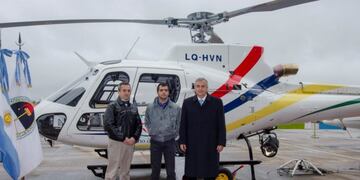 El gobernador Morales, junto a los pilotos del helicóptero provincial