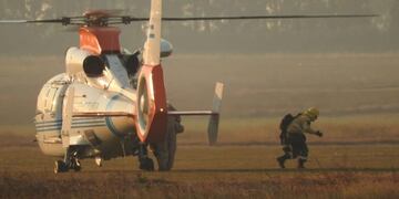 Bomberos santafesino trabajan en las islas entrerrianas para frenar la quema ilegal de pastizales\u002E (@bomberossantafe)