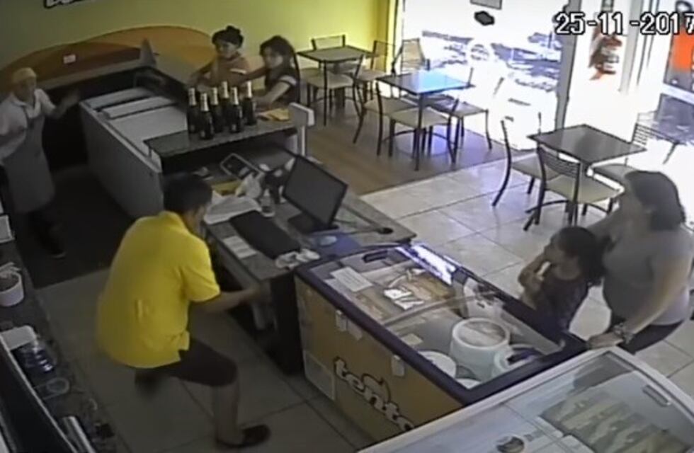 Ingresó a una heladería, se llevó el dinero de la caja y golpeó a un empleado