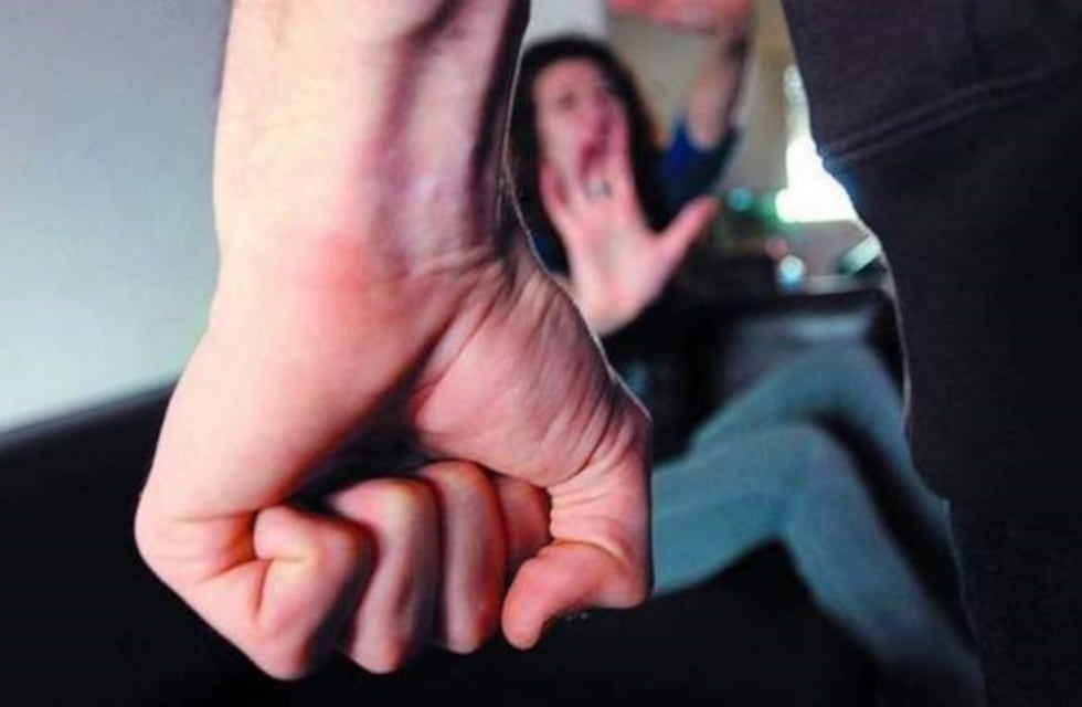 Seis años de prisión para un hombre de Arroyito que abusó de su hija y golpeó a su esposa