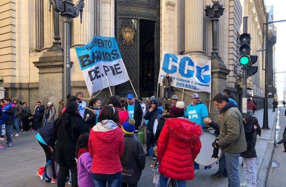 Nueva olla popular por pan y trabajo frente a la Bolsa de Comercio