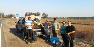Clemente Borletto y vecinos juntan la basura tirada al costado de la ruta