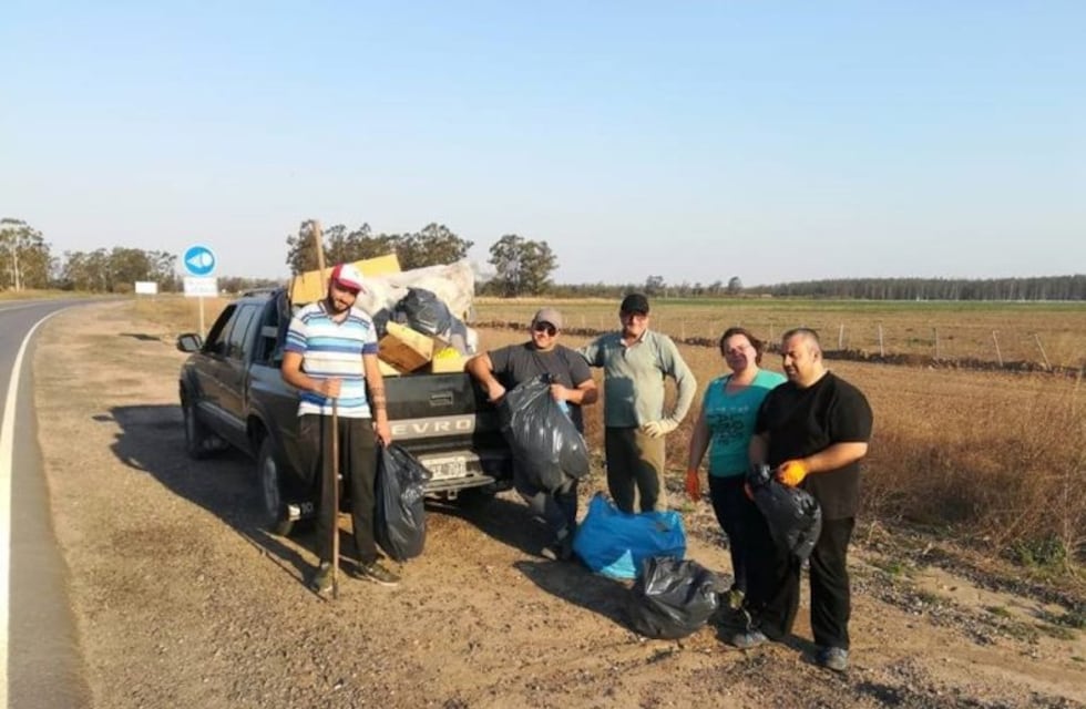 Salió a pedalear, le molestó la basura tirada y accionó