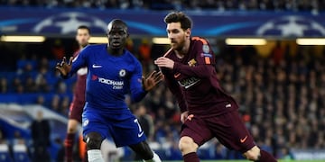 LON15 - LONDRES (R\u002E UNIDO), 20/2/2018\u002E- El jugador N'Golo Kante (i) del Chelsea disputa el balón con Lionel Messi (d) del Barcelona hoy, martes 20 de febrero de 2018, durante su juego de la Liga de Campeones de la UEFA, en el estadio de Stamford Bridge de Londres (R\u002E Unido)\u002E EFE/WILL OLIVER