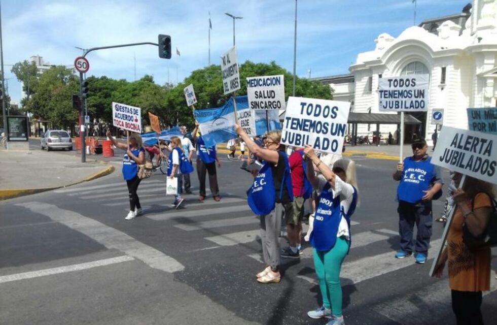 Semaforazo en la terminal de ómnibus para juntar firmas contra la reforma previsional