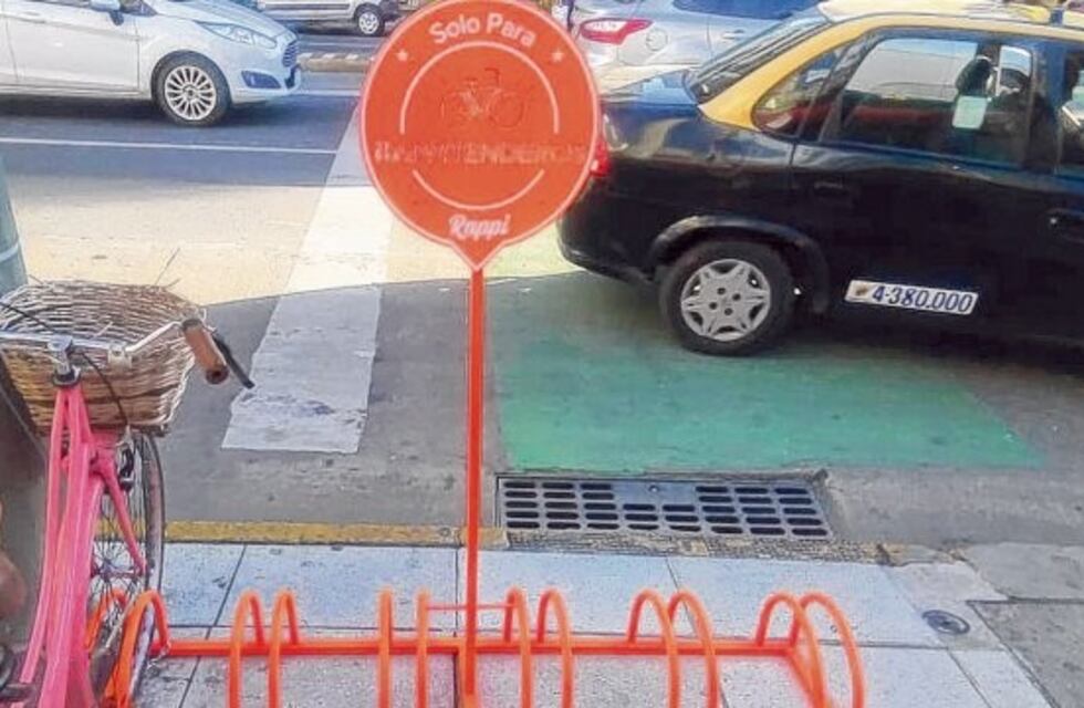 Polémica por la instalación en la calle de un bicicletero exclusivo para cadetes de Rappi