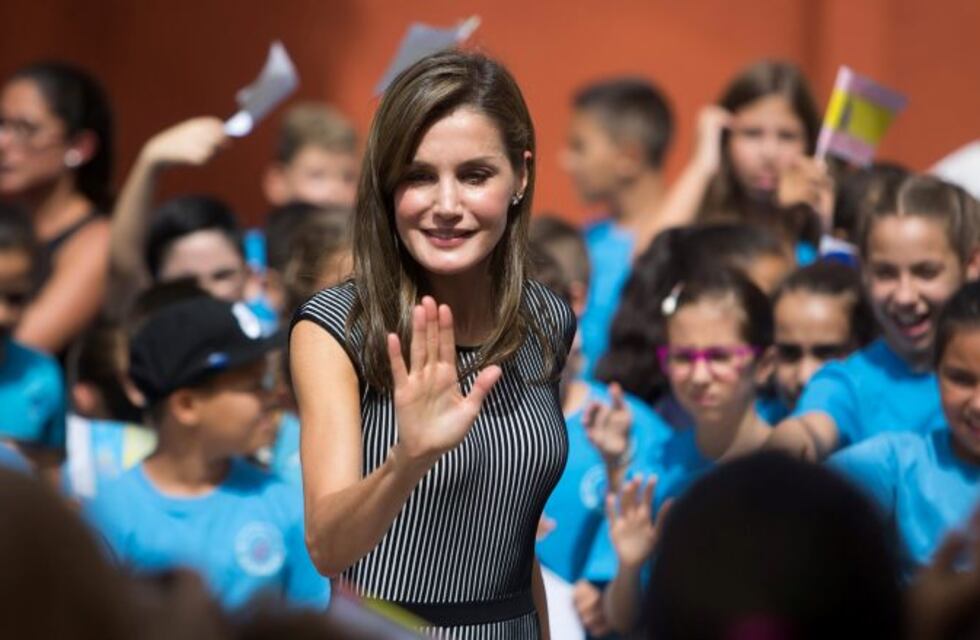 Escándalo real: el "manotazo" de la reina Letizia a su suegra en público