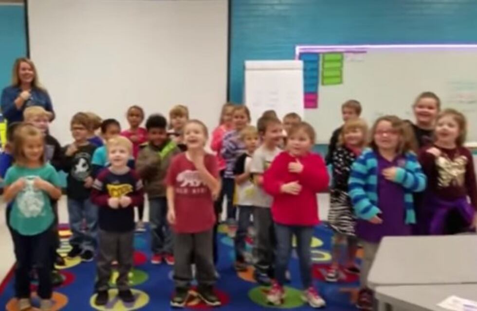 Aprendieron lengua de señas para saludar en su cumpleaños a un trabajador sordomudo