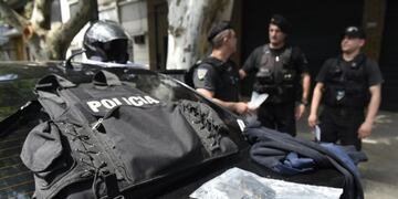 Un policía fue detenido por el intento de robo de un automovilista\u002E (La Capital)