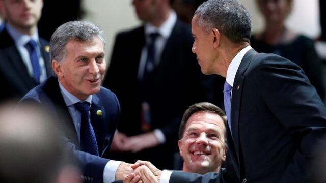 Argentine President Mauricio Macri, left, shakes hands with President Barack Obama as Dutch Prime Minister Mark Rutte watches at center, before the opening plenary session of the Nuclear Security Summit, Friday, April 1, 2016, in Washington. (AP Photo/Ale