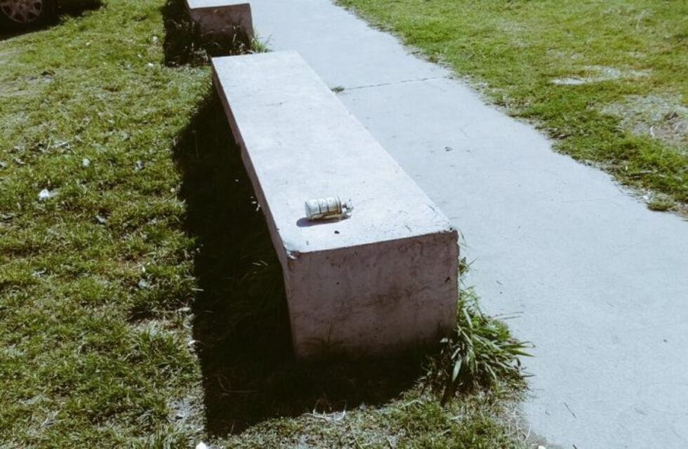 Hallaron una granada en el banco de una plaza