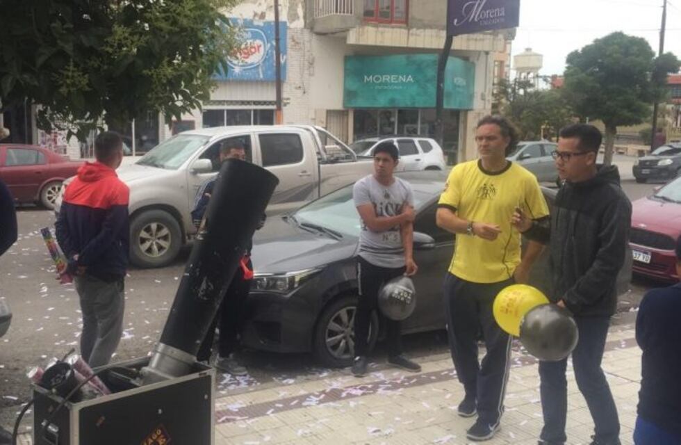 Reclamaron por pirotecnia lumínica frente al Concejo y los multaron