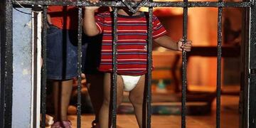 La madre fue al cajero y dejó solos a sus hijos de 1 y 2 año\u002E