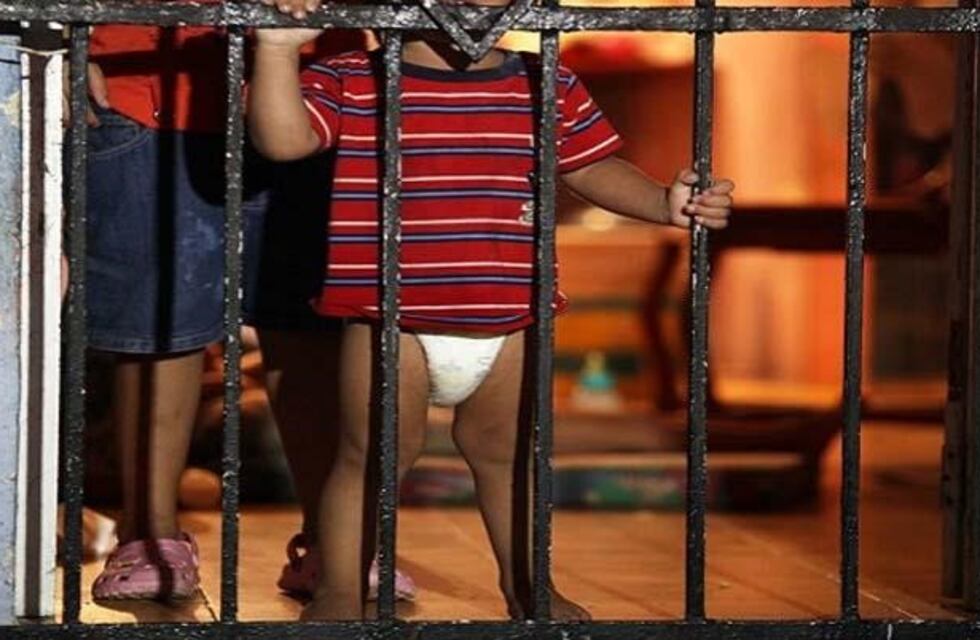 Encerró a sus hijos de 1 y 2 años para ir a sacar plata del cajero