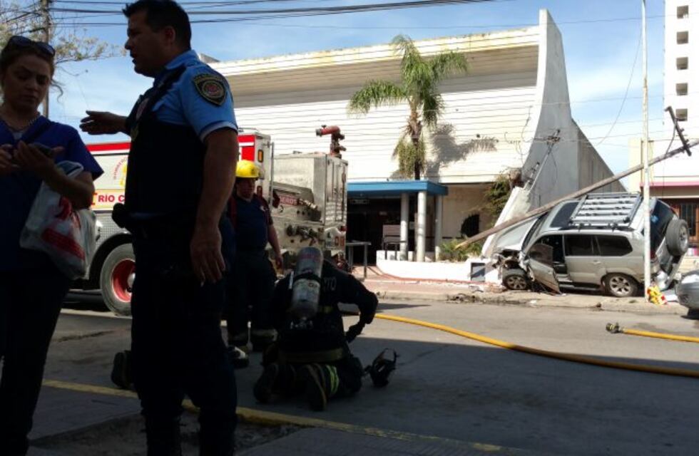 Fuerte pérdida de gas por colisión de una camioneta