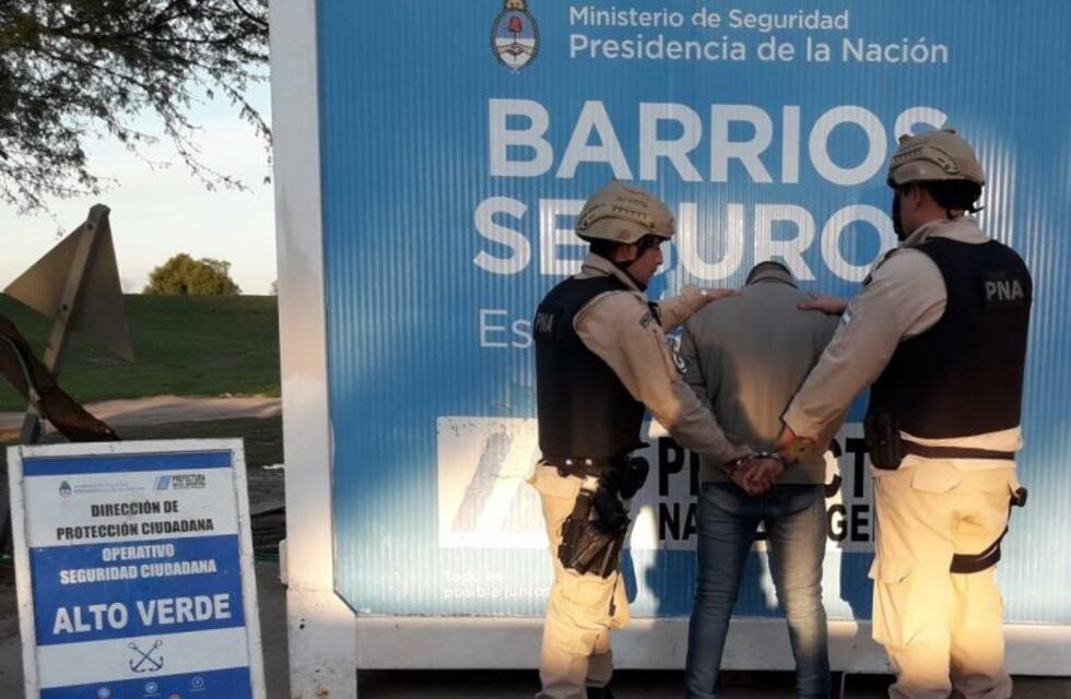 Prefectura sorprendió a un hombre que se drogaba en la calle y resultó ser un dealer