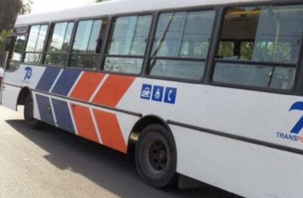 Un colectivo con pasajeros chocó de atrás a un auto