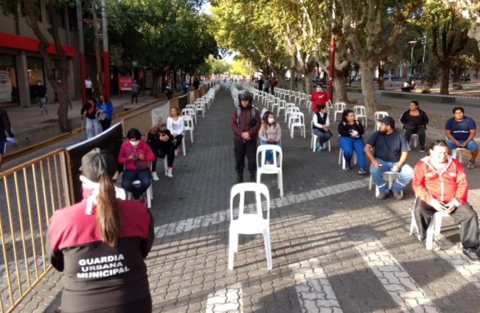 Tras el caos de ayer, instalaron sillas afuera de los bancos para que jubilados esperen para cobrar