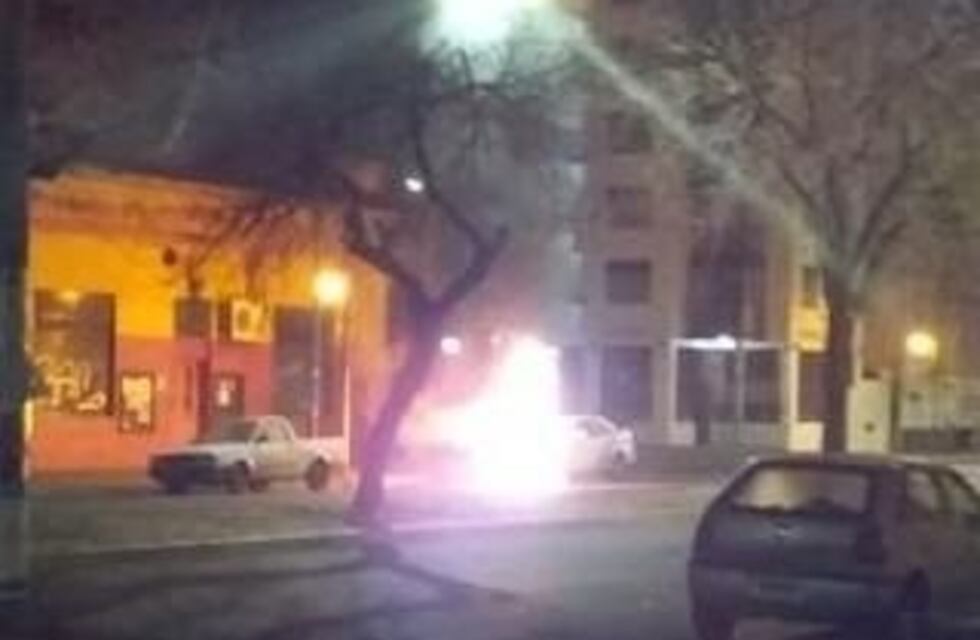 Se incendió un remis con dos pasajeras a bordo