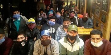 Trabajadores rurales varados en Mendoza\u002E Foto: Gentileza de La Izquierda Diario