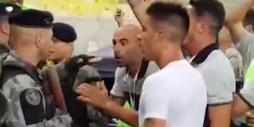 Leandro Fernández se cruzó con la policía brasileña para defender a la gente de Independiente en las tribunas del Maracaná\u002E