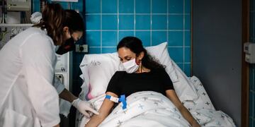 ACOMPAÑA CRÓNICA: ARGENTINA CORONAVIRUS AME4591\u002E BUENOS AIRES (ARGENTINA), 27/07/2020\u002E- Fotografía fechada el 22 de julio de 2020 que muestra a Manuela Garro mientras realiza una donación de plasma de enfermo recuperado de COVID-19, en el Hospital de Clínicas de la ciudad de Buenos Aires (Argentina)\u002E Argentina avanza en la investigación sobre el uso de plasma sanguíneo de recuperados para trasmitir anticuerpos a pacientes con COVID-19, un tratamiento que se encuentra en una fase de \