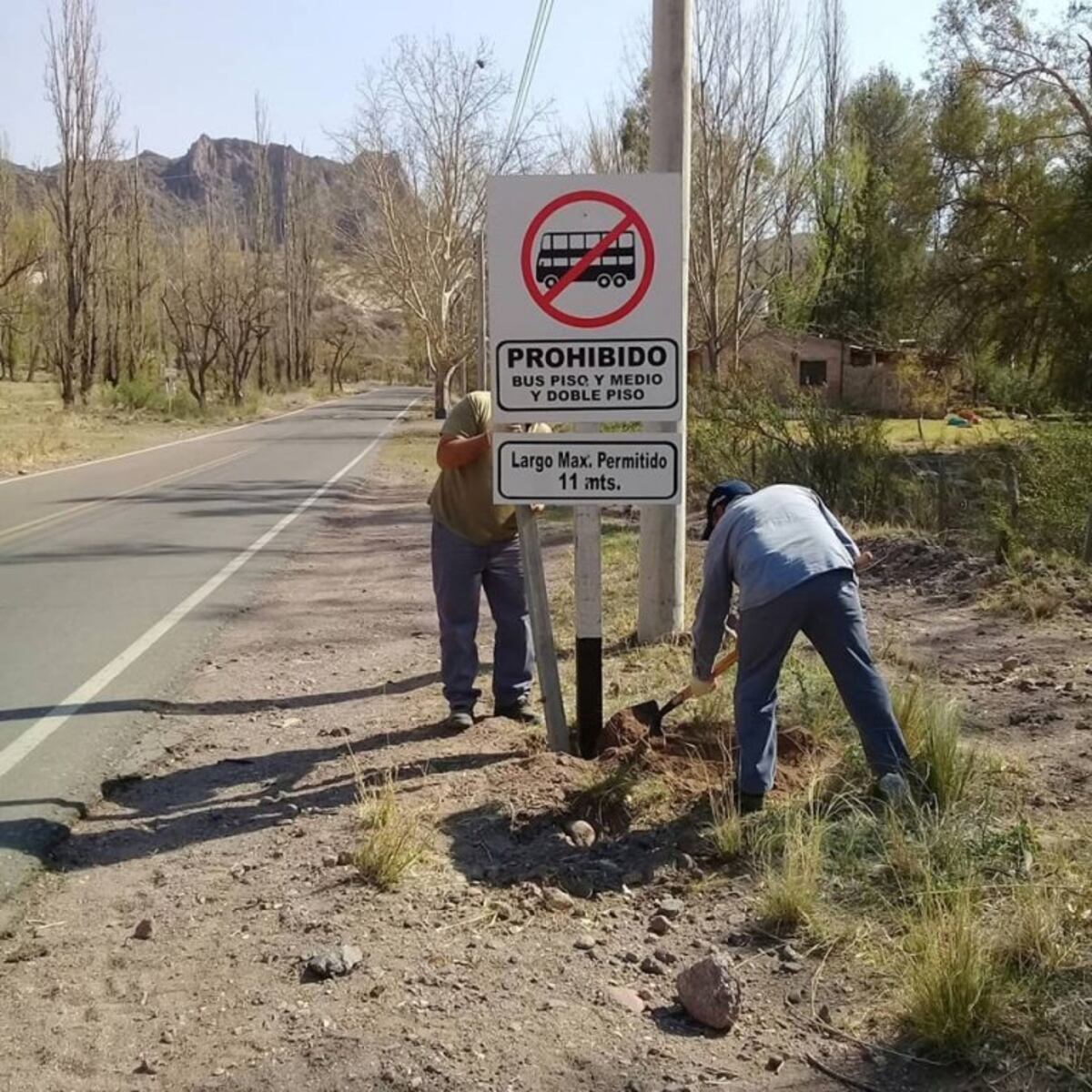 Carteles indicadores para que no circulen vehículos de gran porte en el Cañón del Atuel