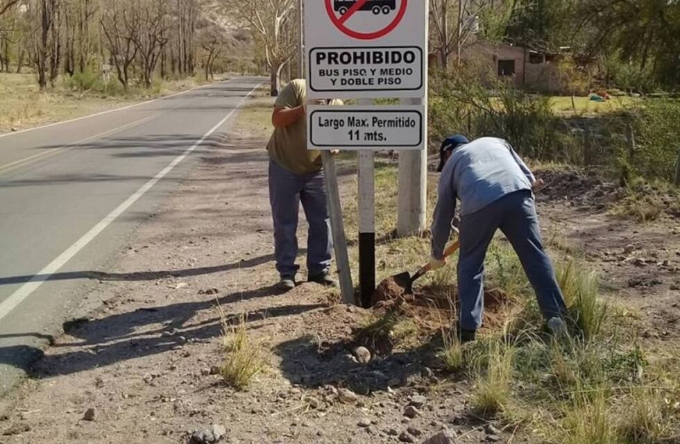 Carteles indicadores para que no circulen vehículos de gran porte en el Cañón del Atuel