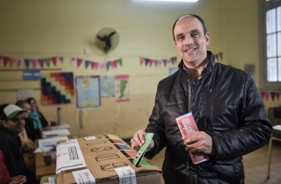Con demoras por el apagón, Corral votó en Santa Fe