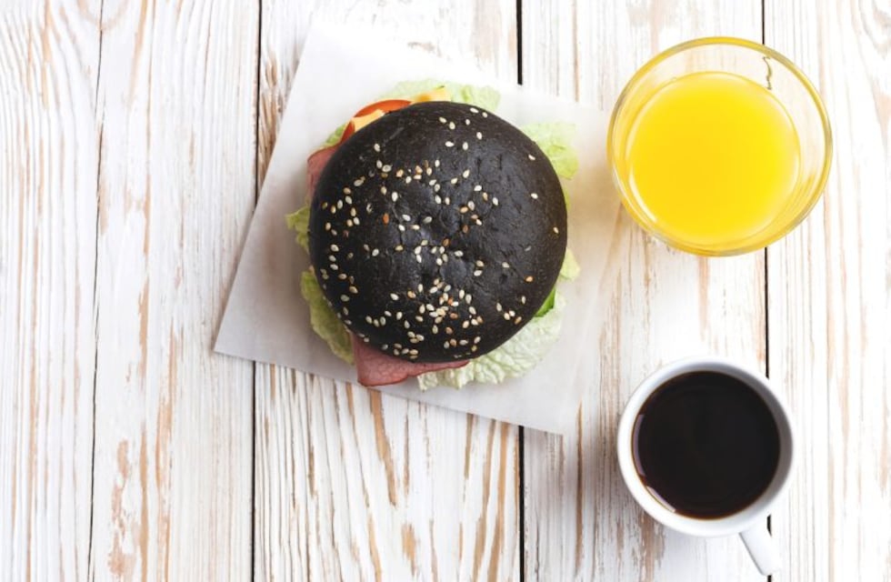 Qué es la comida negra y por qué esta de moda