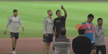 Un hincha se coló y pudo sacarse fotos con los jugadores Xeneizes\u002E