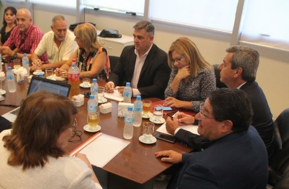 Gobierno ofreció una suba del 25% y gremios docentes la rechazaron