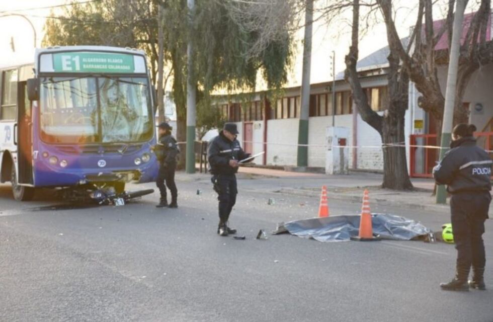 Un motociclista murió en el acto al ser impactado por un colectivo en San Luis