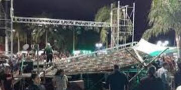 Corrientes: realizaban un show de chamamé y se cayó el escenario.