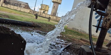 Agua en la vía pública
