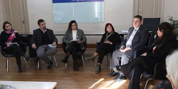 El Ministerio de Salud se reunió con madres y padres afectados por las bajas en OSPIA y aseguró apoyo médico, técnico y humano.