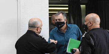 Luis Castellano saluda a Ricardo Arnodo Suárez, el nuevo Jefe de Policía