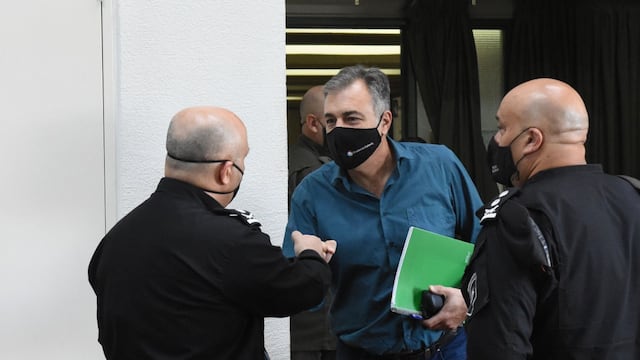 Luis Castellano saluda a Ricardo Arnodo Suárez, el nuevo Jefe de Policía