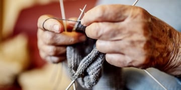 Abuelas de Comodoro Rivadavia tejen para pagarse sus propios cumpleaños.
