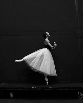 Giselle, de Adolphe Adam:  Combina romance, drama y técnica sublime. Con una música emotiva y coreografías que desafían la gravedad, narra una historia de amor, traición y redención, cautivando al público con su belleza y lirismo atemporal.