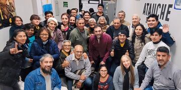 El senador Ezequiel Atauche rodeado por militantes y simpatizantes de LLA, en su local partidario de la capital jujeña.