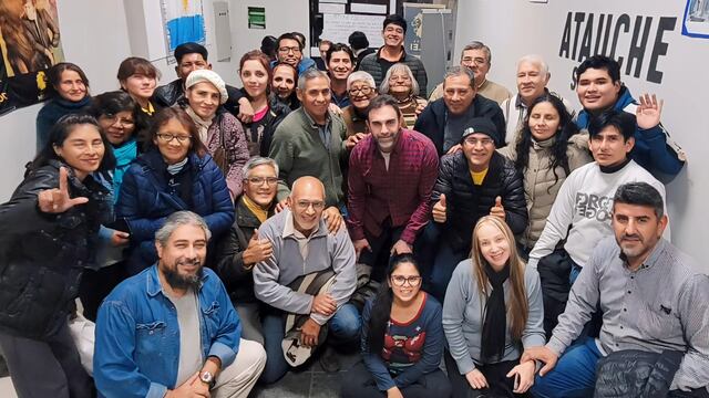 El senador Ezequiel Atauche rodeado por militantes y simpatizantes de LLA, en su local partidario de la capital jujeña.