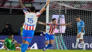 Gol de Matías Galarza Fonda, volante de Talleres, para que Paraguay le empiece ganando a Uruguay por eliminatorias.
