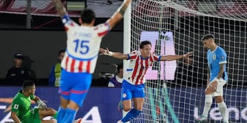 Gol de Matías Galarza Fonda, volante de Talleres, para que Paraguay le empiece ganando a Uruguay por eliminatorias.
