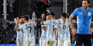 Messi, De Paul, Lautaro y Paredes son la imagen de la felicidad que transmite un equipo que cada vez está mejor. (AP)