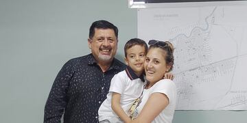 Ignacio Juan el niño apasionado por la historia de Arroyito junto al ingeniero Pucheta y su tía Aye Juan.