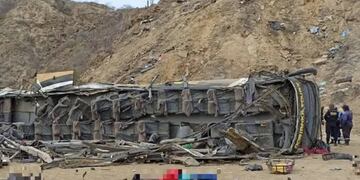 Al menos 25 muertos al caer un autobús a un precipicio en Perú.